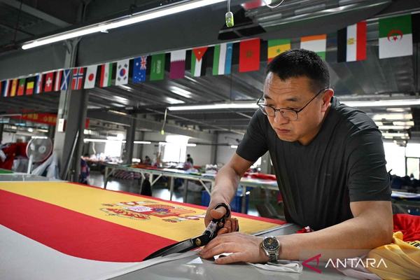 Pabrik Tekstil China Tingkatkan Produksi Bendera Piala Dunia 2026