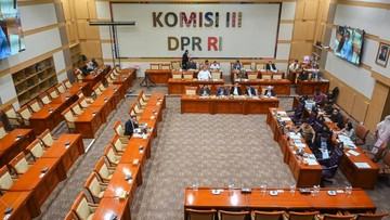 panja-dpr-tegaskan-polri-tetap-di-bawah-presiden-1767861142.jpg