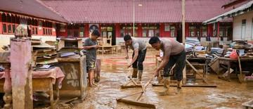 pascabanjir-dan-longsor-di-tapteng-pelajar-bersekolah-di-tenda-darurat-1767717144.jpg