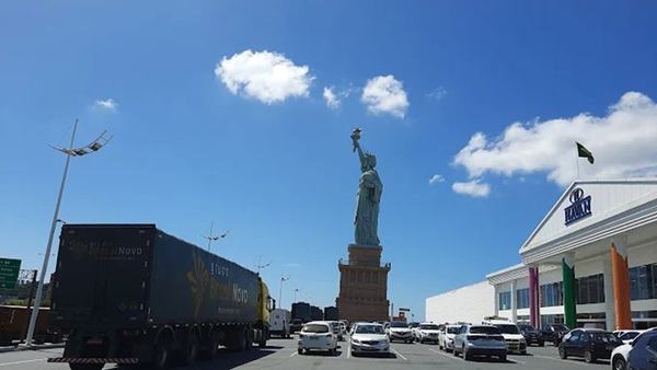 patung-liberty-roboh-ini-fakta-dan-makna-replikanya-di-brasil-1767539152.jpg