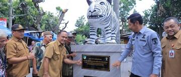 patung-macan-putih-viral-di-kediri-dapat-sertifikat-hak-cipta-1768305767.jpg
