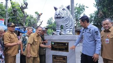 patung-macan-putih-viral-di-kediri-dapat-sertifikat-hak-cipta-1768305767.jpg