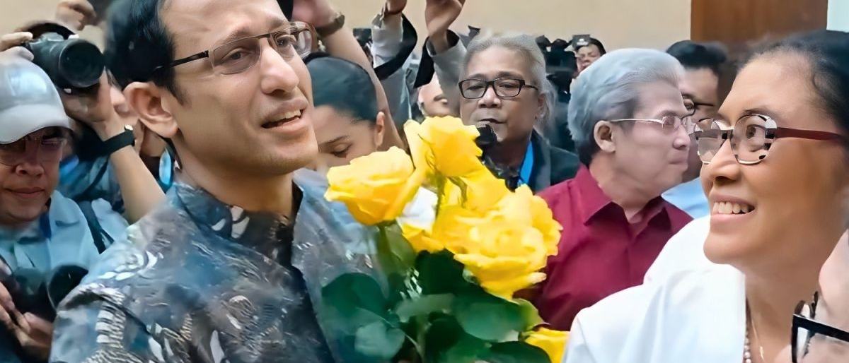 Pendukung-sopir ojol beri mawar kuning ke Nadiem jelang sidang vonis