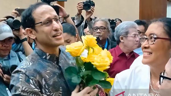 Pendukung-sopir ojol beri mawar kuning ke Nadiem jelang sidang vonis