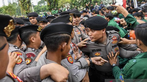 Pengamat Nilai Pendekatan Polri Tangani Demonstrasi Makin Humanis