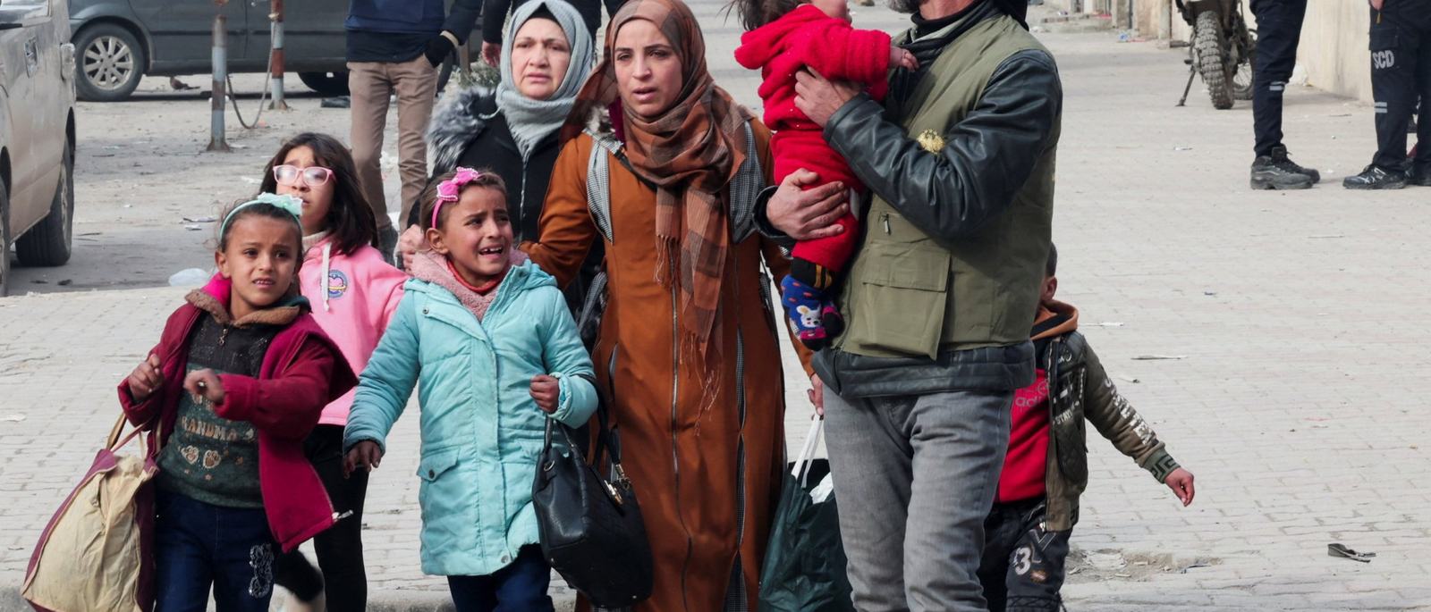 photos-civilians-flee-aleppo-amid-intensified-fighting-scrape-1767904450.jpg