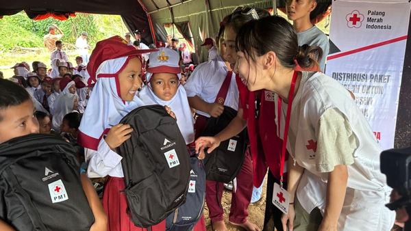 PMI dan Palang Merah Hong Kong Salurkan 8.000 Paket Sekolah