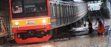 pohon-tumbang-dan-rel-tergenang-banjir-operasional-krl-terdampak-1768190454.jpg