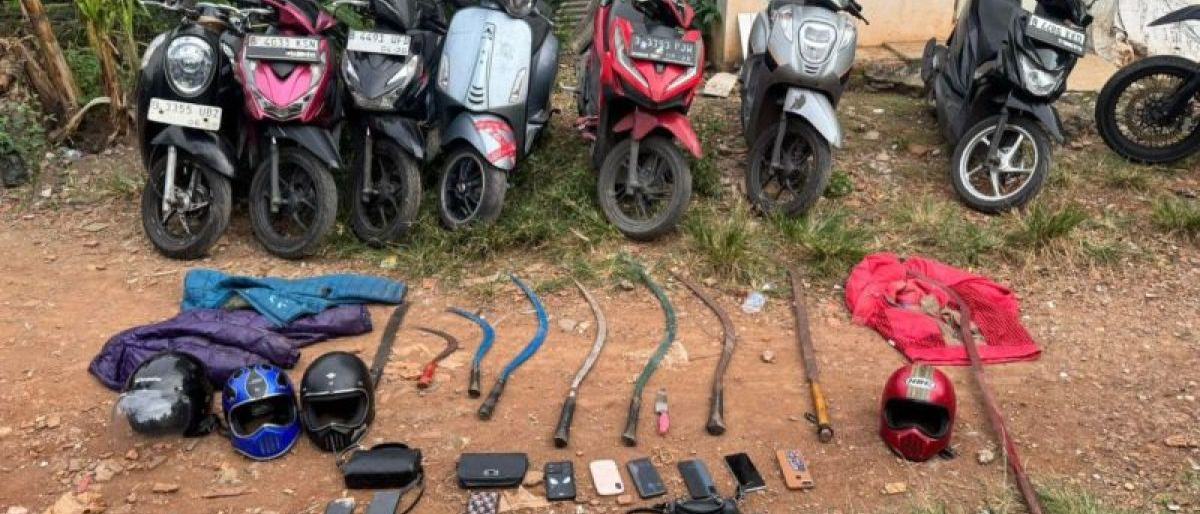 Polisi Tangkap Tiga Remaja Bersenjata Tajam di Bekasi