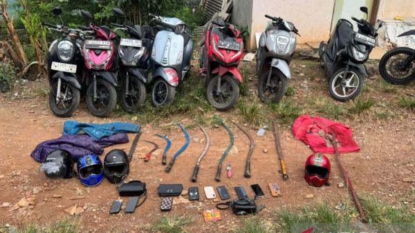 Polisi Tangkap Tiga Remaja Bersenjata Tajam di Bekasi