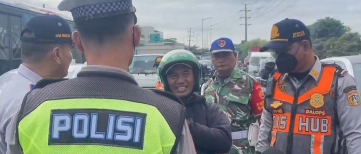 Polisi Tilang Puluhan Motor yang Melintasi Flyover Pesing