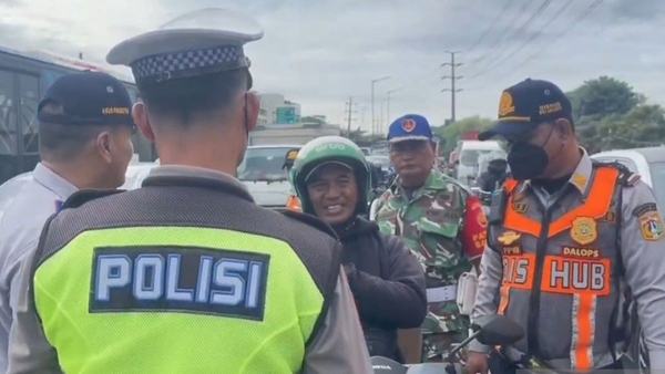 Polisi Tilang Puluhan Motor yang Melintasi Flyover Pesing