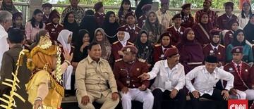 prabowo-tanya-kepala-sekolah-rakyat-anak-anak-sudah-senang-baca-1768205303.jpg