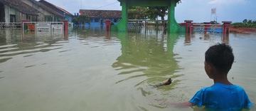 puluhan-sekolah-di-kudus-kebanjiran-diliburkan-siswa-belajar-daring-1768291360.jpg