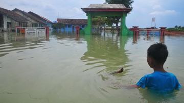 puluhan-sekolah-di-kudus-kebanjiran-diliburkan-siswa-belajar-daring-1768291360.jpg