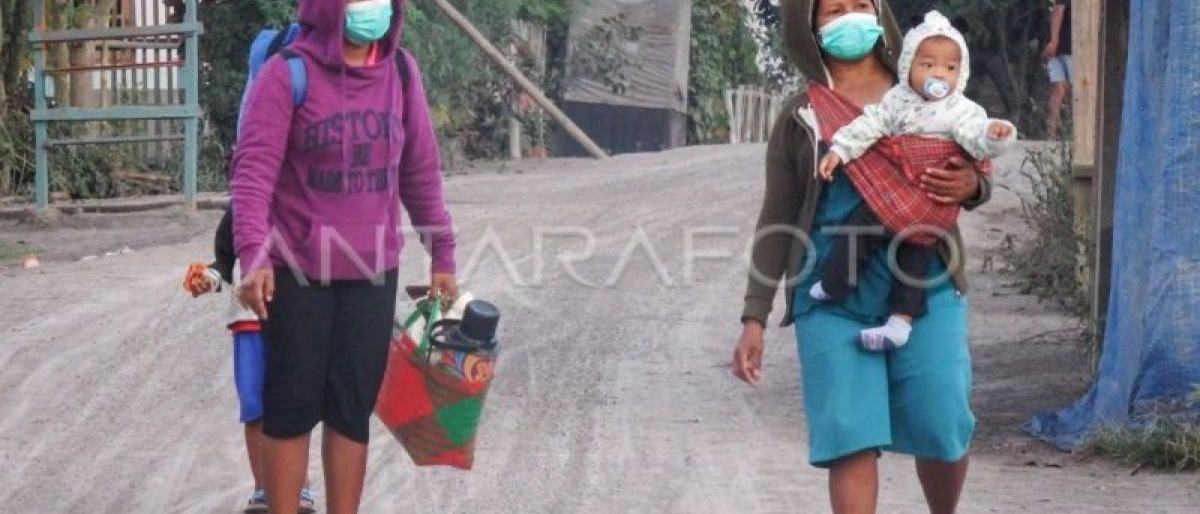PVMBG Imbau Warga Terdampak Erupsi Gunung Lewotobi Gunakan Masker