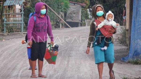 PVMBG Imbau Warga Terdampak Erupsi Gunung Lewotobi Gunakan Masker