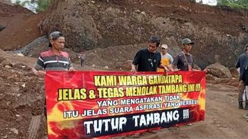 ramai-ramai-warga-tolak-aktivitas-tambang-di-kaki-gunung-slamet-1768133131.jpg