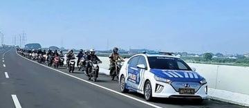 ratusan-pemotor-lewat-tol-dari-bekasi-hingga-jakut-imbas-banjir-1768204809.jpg