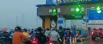 ratusan-pemotor-masuk-jalan-tol-di-bekasi-dikawal-pjr-imbas-banjir-1768219410.jpg