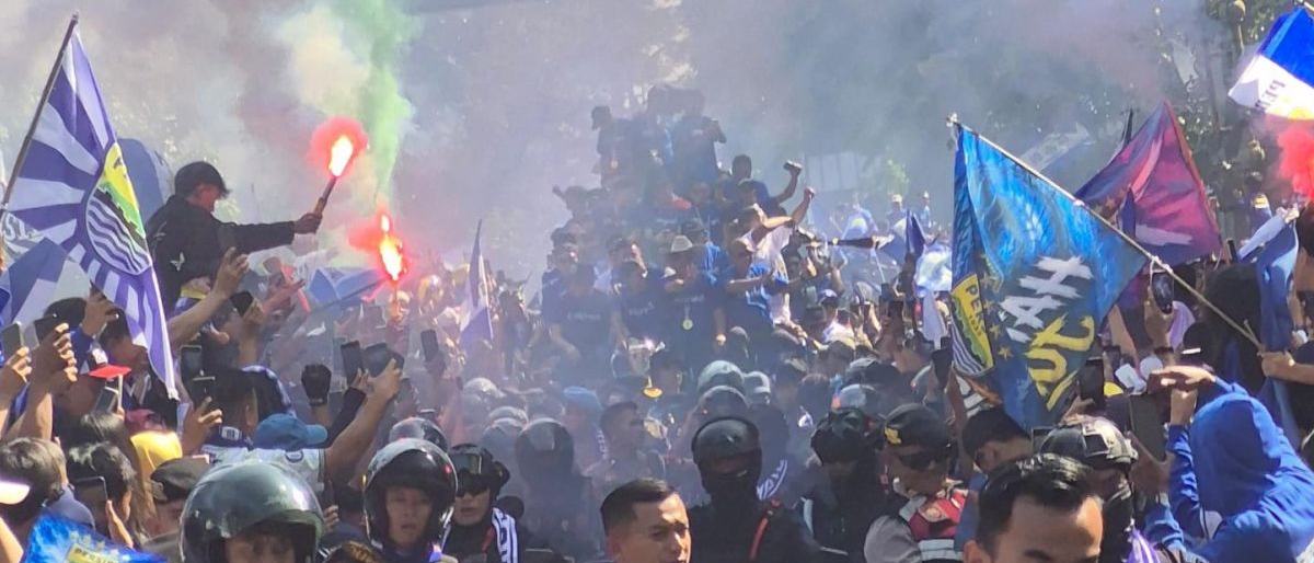 Ratusan Ribu Bobotoh Padati Bandung Rayakan Juara Persib