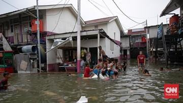 ratusan-warga-mengungsi-usai-banjir-kepung-jakarta-utara-1768219739.jpg