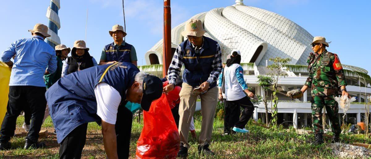Relawan Bersihkan 330 Kilogram Sampah di Kawasan Masjid Negara IKN