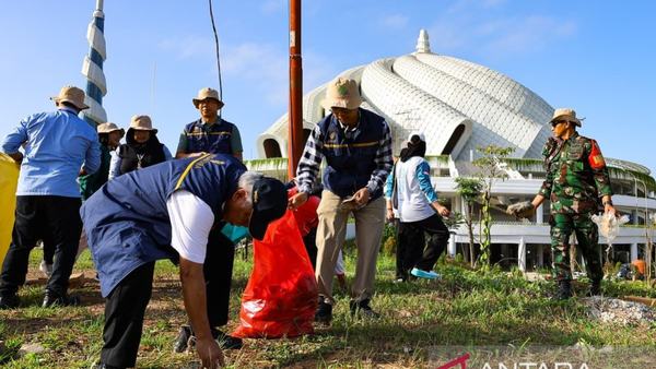 Relawan Bersihkan 330 Kilogram Sampah di Kawasan Masjid Negara IKN