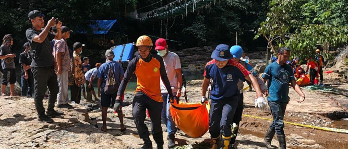 SAR Maumere Evakuasi Dua Jenazah WNA Austria Jatuh dari Jembatan