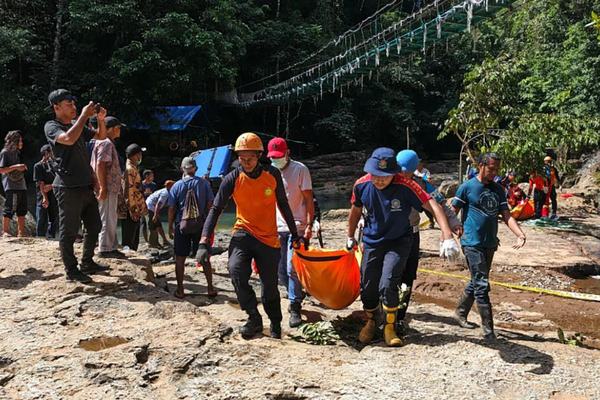 SAR Maumere Evakuasi Dua Jenazah WNA Austria Jatuh dari Jembatan