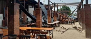 sejumlah-kafe-di-pantai-jimbaran-bali-rusak-dihantam-angin-kencang-1767861074.jpg