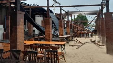 sejumlah-kafe-di-pantai-jimbaran-bali-rusak-dihantam-angin-kencang-1767861074.jpg