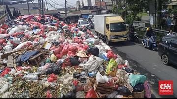 separuh-jalan-dewi-sartika-ciputat-tangsel-tertimbun-gunung-sampah-1767659504.jpg