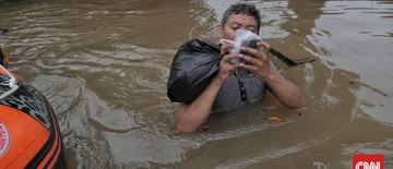 sunga-cimanceri-meluap-banjir-hingga-1-meter-di-tigaraksa-tangerang-1768291207.jpg