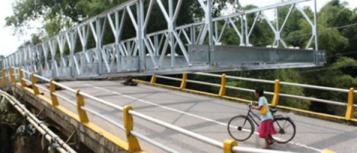 TNI dan Warga Pasang Jembatan Darurat di Temanggung