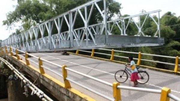 TNI dan Warga Pasang Jembatan Darurat di Temanggung