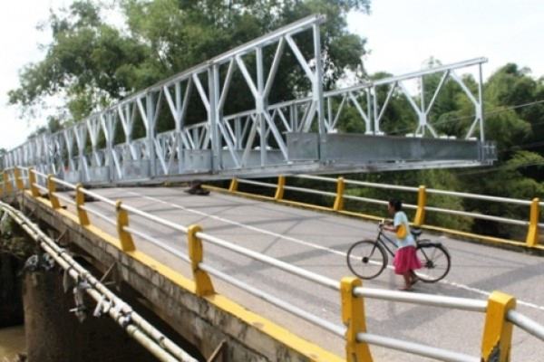 TNI dan Warga Pasang Jembatan Darurat di Temanggung