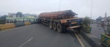 truk-tronton-kecelakaan-di-flyover-ciputat-lalin-macet-parah-1767846653.jpg