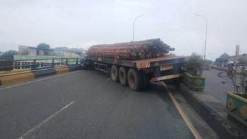 truk-tronton-kecelakaan-di-flyover-ciputat-lalin-macet-parah-1767846653.jpg