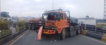 truk-tronton-melintang-di-flyover-ciputat-diduga-sistem-rem-terkunci-1767861175.jpg