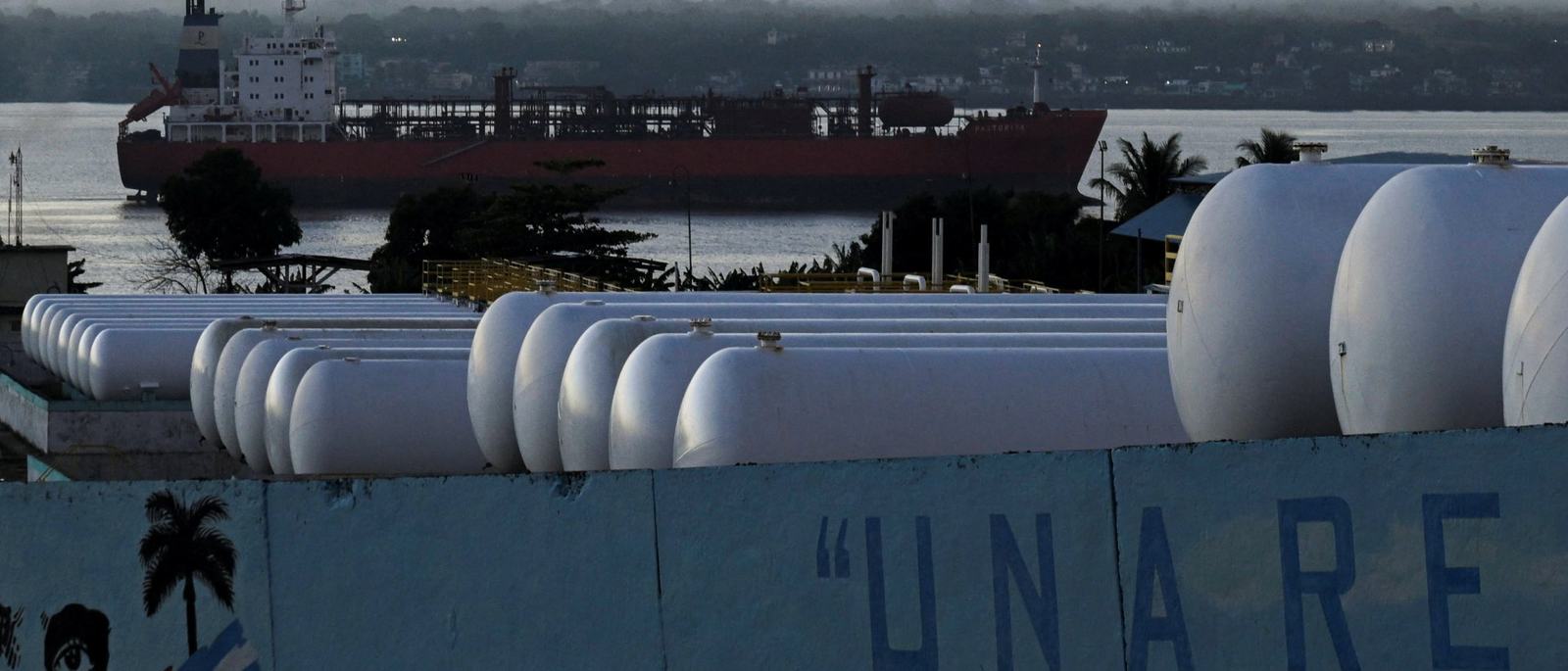 us-says-it-wants-to-control-venezuelan-oil-indefinitely-can-it-scrape-1767918748.jpg