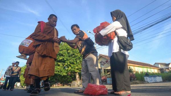 Warga Lintas Agama Klaten Berbagi Derma untuk Biksu