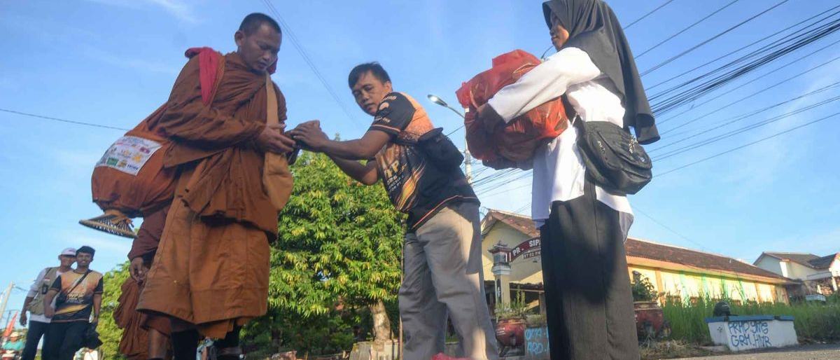 Warga Lintas Agama Klaten Berbagi Derma untuk Biksu