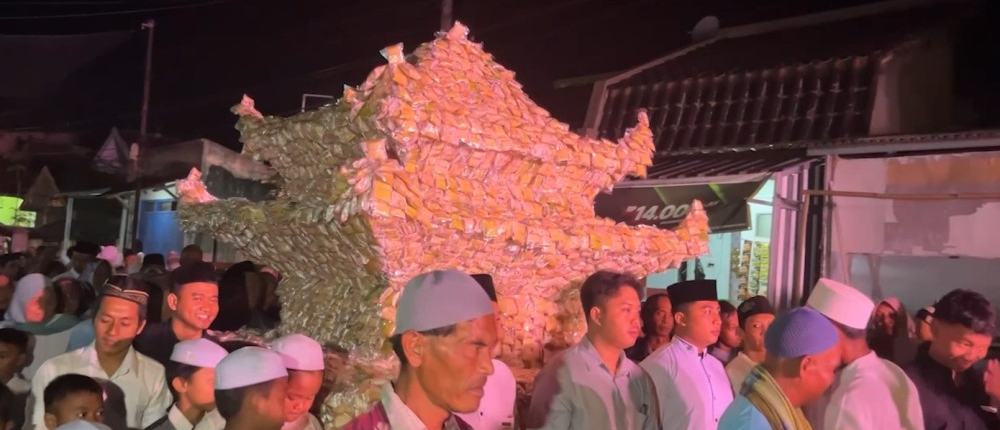 Warga Lumajang Arak Tempe Wedok Raksasa Sambut 1 Muharam