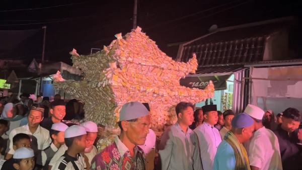 Warga Lumajang Arak Tempe Wedok Raksasa Sambut 1 Muharam