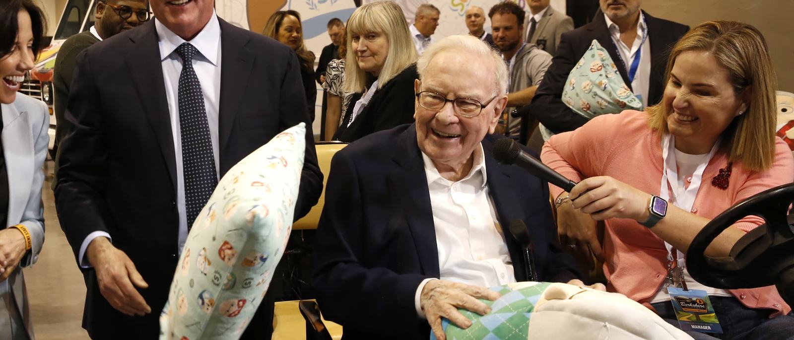 warren-buffett-was-still-searching-for-that-elephant-to-buy-in-his-final-months-as-berkshire-ceo-1768345212.jpg