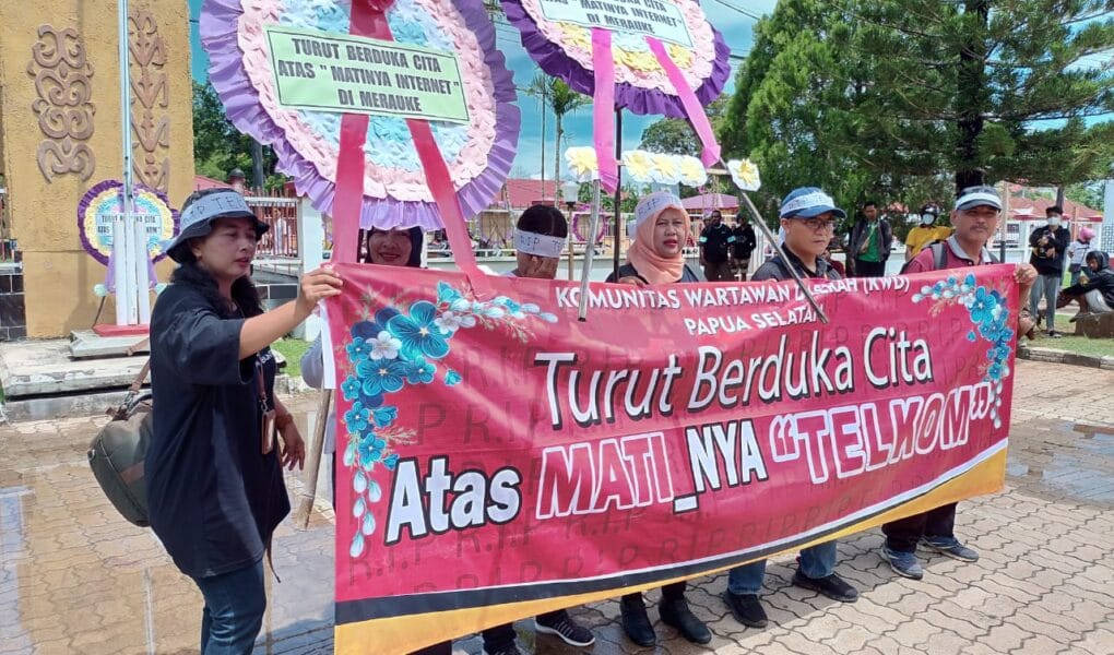 Para Jurnalis juga membawa spanduk yang bertuliskan Komunitas Wartawan Daerah Papua Selatan "Turut Berduka Cita Atas Matinya Telkom, di Kantor Telkom cabang Merauke, Senin ( 8/1/2024).