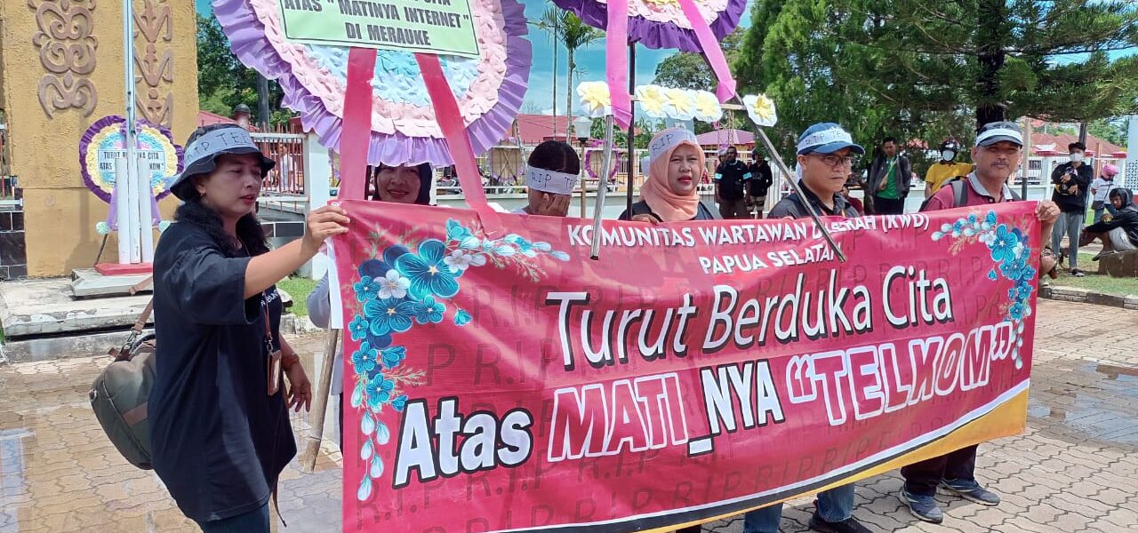 Para Jurnalis juga membawa spanduk yang bertuliskan Komunitas Wartawan Daerah Papua Selatan "Turut Berduka Cita Atas Matinya Telkom, di Kantor Telkom cabang Merauke, Senin ( 8/1/2024).