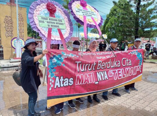 Para Jurnalis juga membawa spanduk yang bertuliskan Komunitas Wartawan Daerah Papua Selatan "Turut Berduka Cita Atas Matinya Telkom, di Kantor Telkom cabang Merauke, Senin ( 8/1/2024).