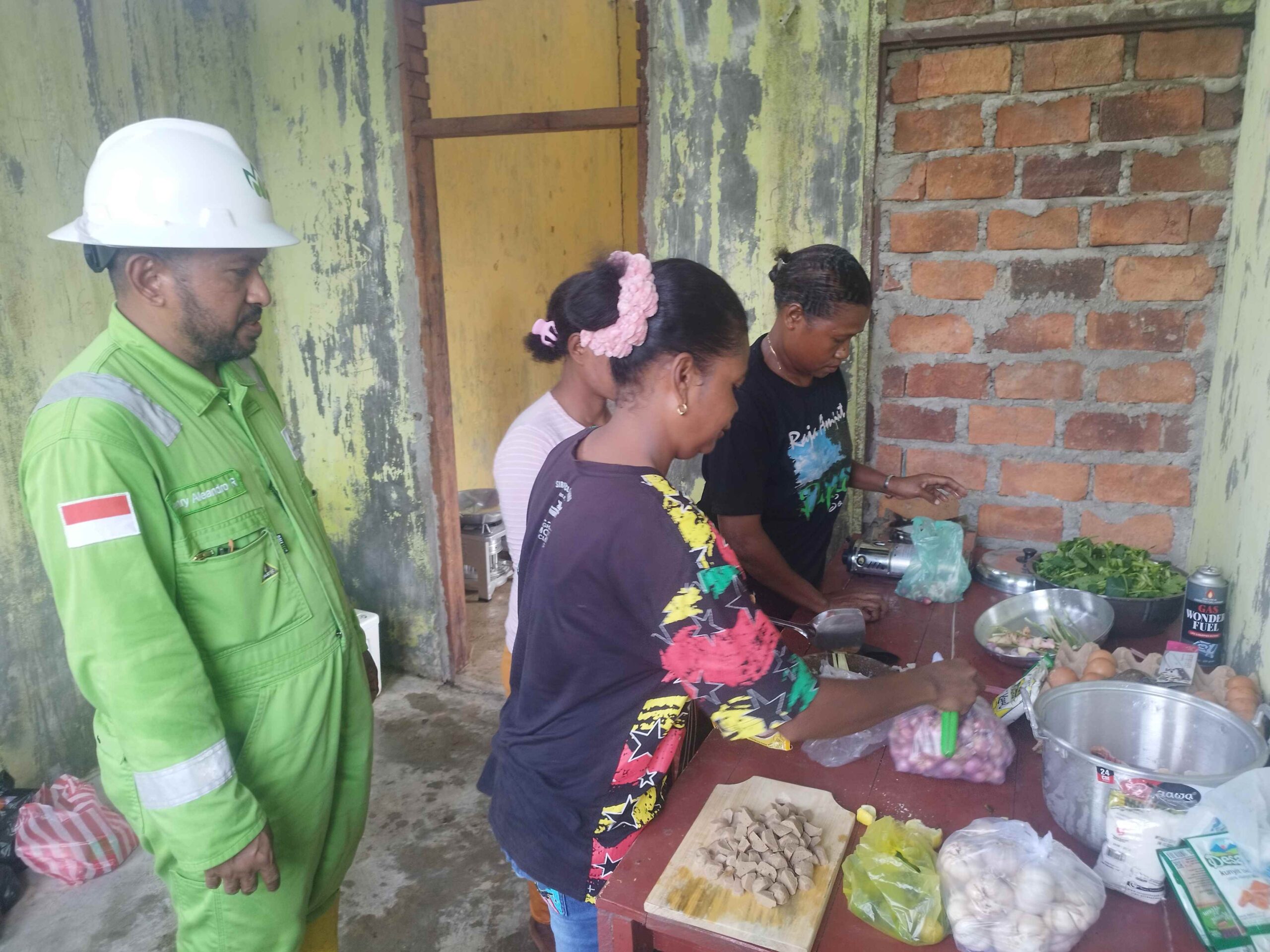 Para kader Posyandu Kampung Kotlol sedang mengolah makanan sehat bagi balita. Foto: SKK Migas - Petrogas (Island) Ltd.